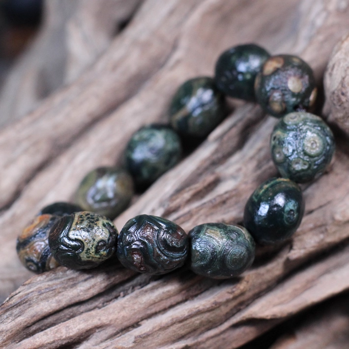 Collector's grade early pure natural surface green-eye raw stone bracelet