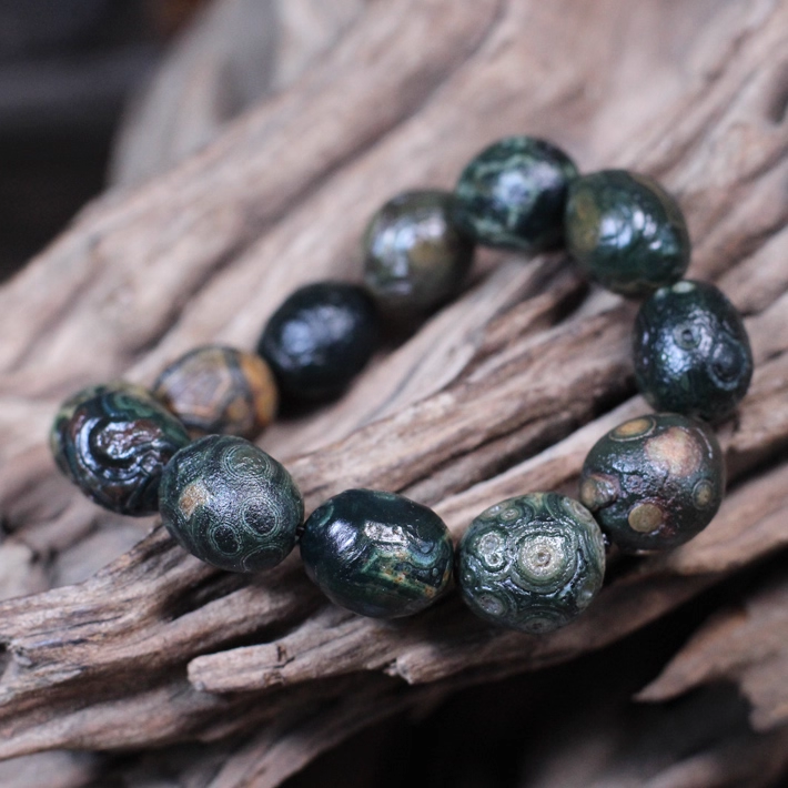 Collector's grade early pure natural surface green-eye raw stone bracelet